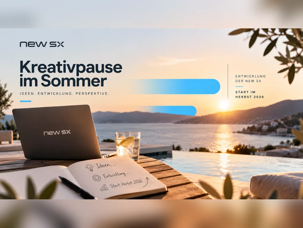 KI-generiertes Bild: Laptop mit new-sx-Logo und Notizbuch auf einer Terrasse am Meer bei Sonnenuntergang, Titel „Kreativpause im Sommer“
